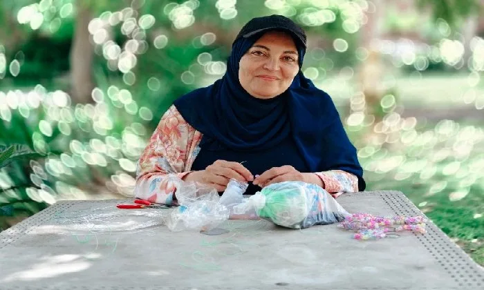 من ربة منزل إلى صانعة هاند ميد.. «سوزان» تحول الخرز إلى تصميمات بألوان زاهية في الإسكندرية