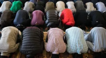 من يقوم بتصحيح الإمام إذا زل في الصلاة؟