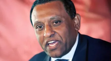 من يكون كامل الطيب إدريس بعد تعيينه رئيساً لحكومة السودان؟