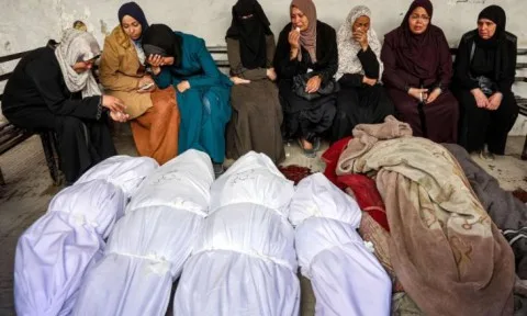 منذ الصباح الباكر.. مقتل 100 فلسطيني في سلسلة هجمات في غزة والجيش الإسرائيلي يستعد لتوسيع عمليته البرية “القوية” في المنطقة. منذ الصباح الباكر.. مقتل 100 فلسطيني في سلسلة هجمات في غزة والجيش الإسرائيلي يستعد لتوسيع عمليته البرية “القوية” في المنطقة.