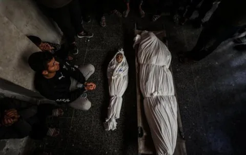 منذ صباح الخميس، 33 قتيلاً بينهم نساء وأطفال نتيجة مجازر جديدة إسرائيلية في مناطق مختلفة من قطاع غزة. منذ صباح الخميس، 33 قتيلاً بينهم نساء وأطفال نتيجة مجازر جديدة إسرائيلية في مناطق مختلفة من قطاع غزة.