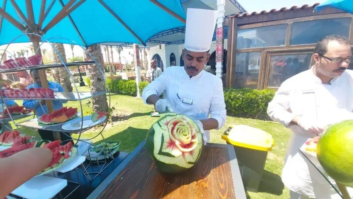 «مهرجان البطيخ» يجذب السياح في الغردقة.. 15 شيفًا و2 طن فاكهة لإبهار الزوار