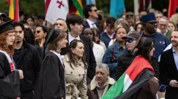 طلبة جامعة براون الأمريكية يتظاهرون ضد إبادة غزة برفع علم فلسطين في حفل التخرج