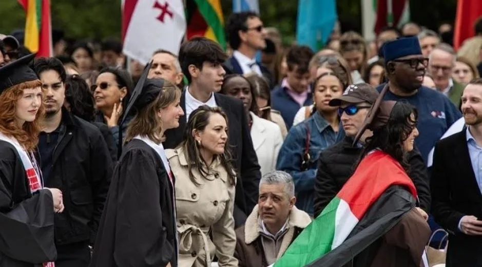 طلبة جامعة براون الأمريكية يتظاهرون ضد إبادة غزة برفع علم فلسطين في حفل التخرج