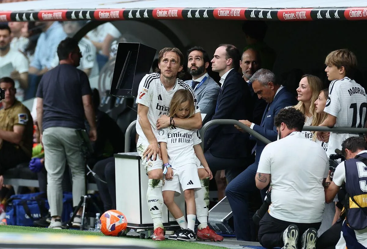 مودريتش يودع جماهير ريال مدريد في البرنابيو: ابتسموا مودريتش يودع جماهير ريال مدريد في البرنابيو: ابتسموا