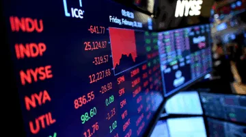 خفض التصنيف الائتماني للولايات المتحدة يزعزع الأسواق ويثير القلق حول النمو الاقتصادي