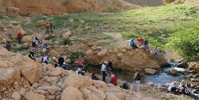 مستوطنون إسرائيليون يقطعون خطوط المياه في منطقة العوجا شمال أريحا مستوطنون إسرائيليون يقطعون خطوط المياه في منطقة العوجا شمال أريحا