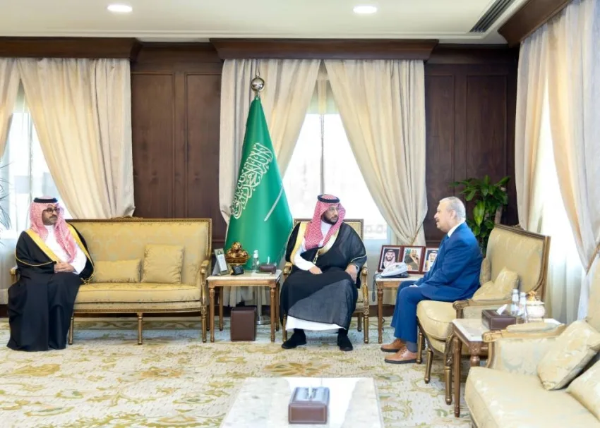 نائب أمير عسير يناقش مع قنصل الجزائر سبل تعزيز العلاقات والتعاون. نائب أمير عسير يناقش مع قنصل الجزائر سبل تعزيز العلاقات والتعاون.