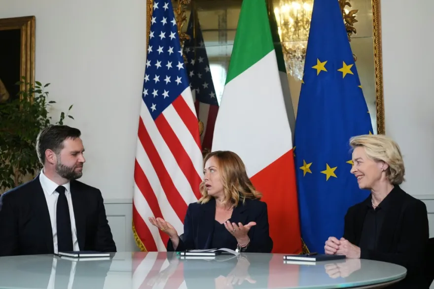 نائب الرئيس الأمريكي يتباحث حول الرسوم الجمركية مع المفوضة الأوروبية نائب الرئيس الأمريكي يتباحث حول الرسوم الجمركية مع المفوضة الأوروبية