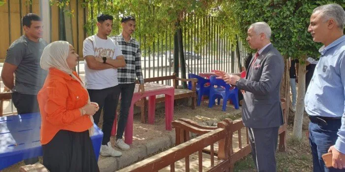 نائب رئيس جامعة أسيوط يقوم بجولة للاطلاع على تحسين خدمات إدارة رعاية الطلاب وتوسيع شبكة الإنترنت.