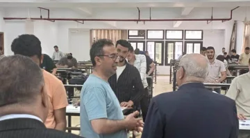 نائب رئيس جامعة دمنهور يراقب تقدم الامتحانات في كليتي الهندسة والآداب