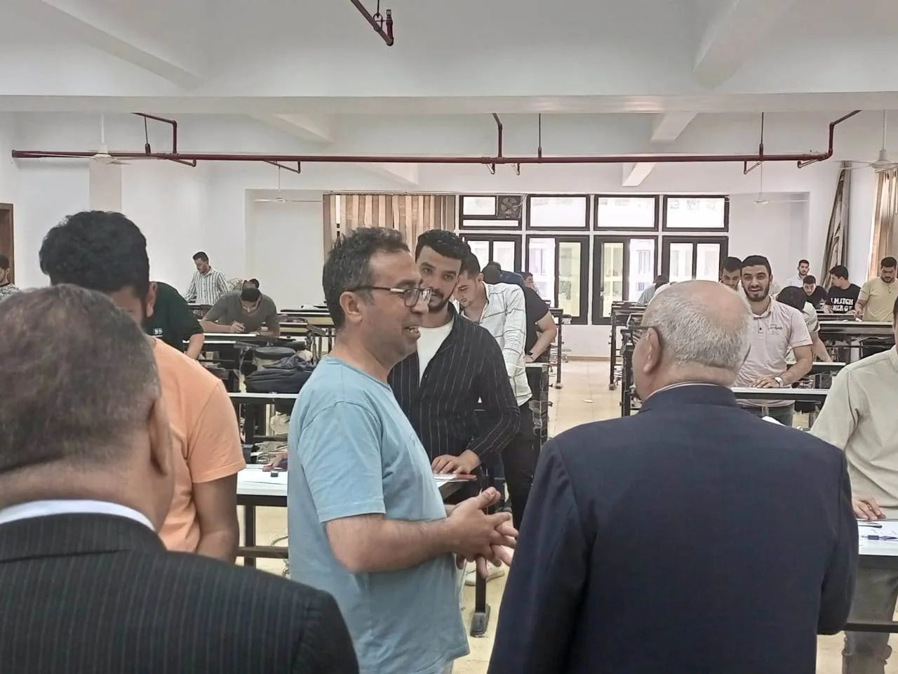 نائب رئيس جامعة دمنهور يراقب تقدم الامتحانات في كليتي الهندسة والآداب