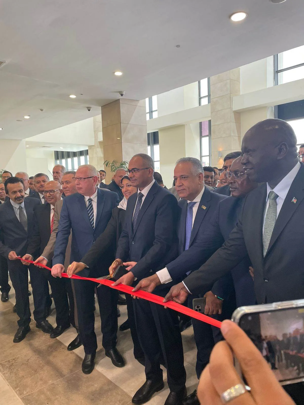 نائب وزير الإسكان يعبر عن فرحته لوجود منتجات محلية في معرض تنقية المياه وتريكس. نائب وزير الإسكان يعبر عن فرحته لوجود منتجات محلية في معرض تنقية المياه وتريكس.