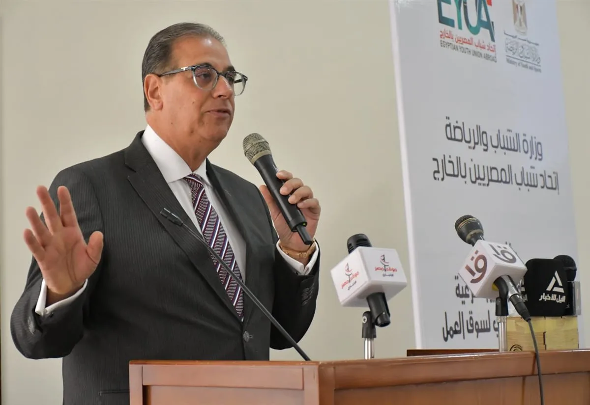 نائب وزير الخارجية يحذر الشباب: لن تجد الدولار واليورو في الشوارع نائب وزير الخارجية يحذر الشباب: لن تجد الدولار واليورو في الشوارع