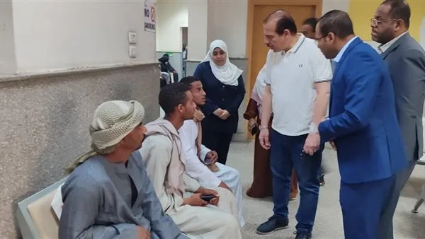 نائب وزير الصحة يوجه بإحالة مسؤولين للتحقيق خلال تفقده المنشآت الطبية بأسوان.. واستبعاد مدير إدارة المستشفيات