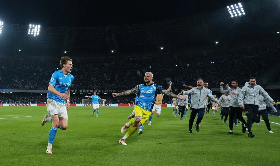 نابولي يتوج بلقب الدوري الإيطالي للمرة الرابعة في تاريخه نابولي يتوج بلقب الدوري الإيطالي للمرة الرابعة في تاريخه