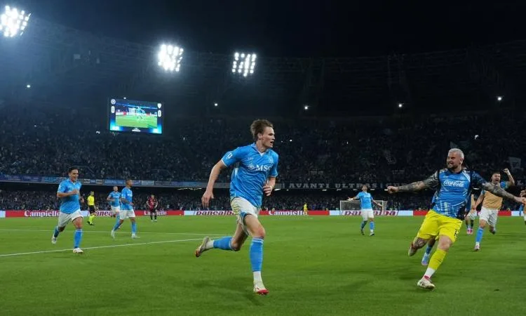 نابولي يحتفل بالفوز بلقب الدوري الإيطالي للمرة الرابعة عبر تاريخه. نابولي يحتفل بالفوز بلقب الدوري الإيطالي للمرة الرابعة عبر تاريخه.