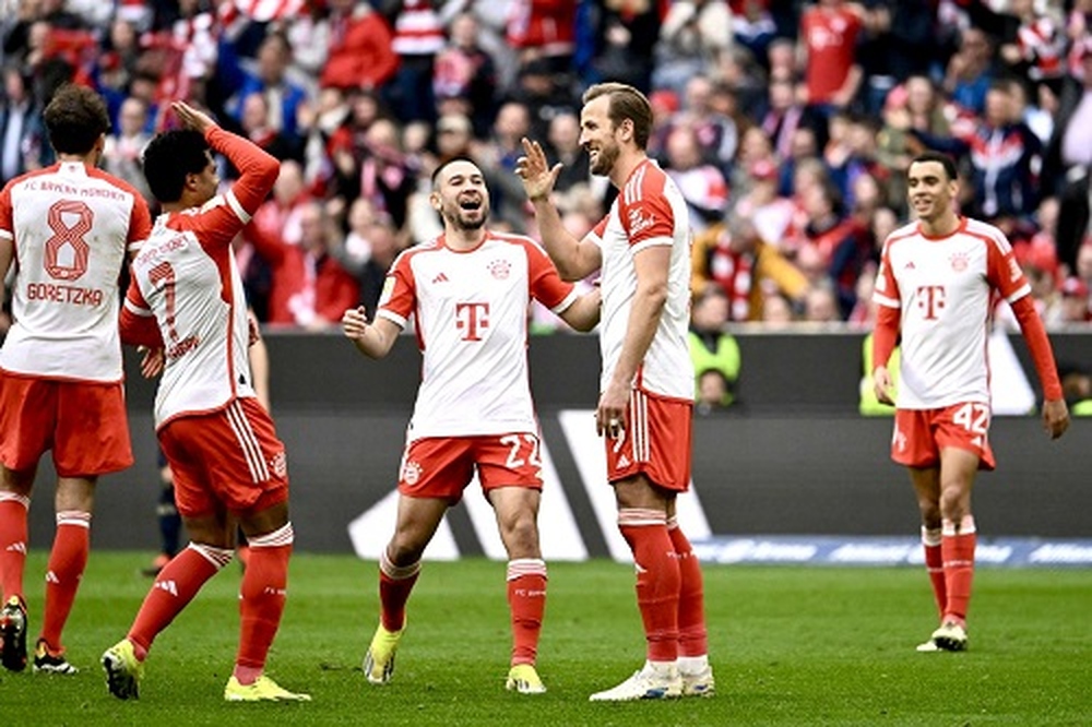 نادي بايرن ميونيخ يتوّج بطلًا للدوري الألماني للمرة الـ 34 في تاريخه نادي بايرن ميونيخ يتوّج بطلًا للدوري الألماني للمرة الـ 34 في تاريخه