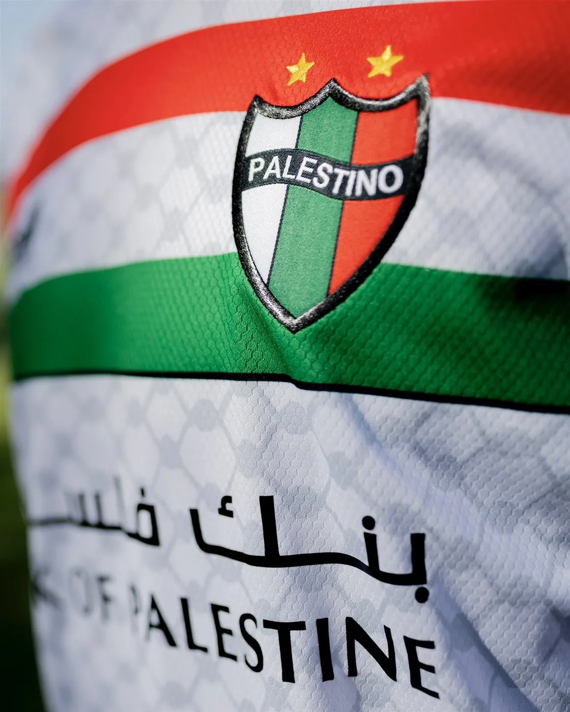 نادي بلستينو التشيلي يكشف عن قميصه الجديد لموسم upcoming بألوان العلم الفلسطيني