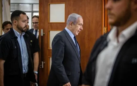 نتنياهو يجري اجتماعاً أمنياً “محدوداً” لمناقشة العرض الأمريكي الجديد لتبادل الأسرى مع “حماس” ووقف إطلاق النار في غزة.