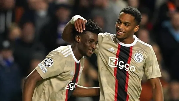 نجم ليفربول الأسبق يقترب مع أياكس من التتويج بلقب الدوري الهولندي