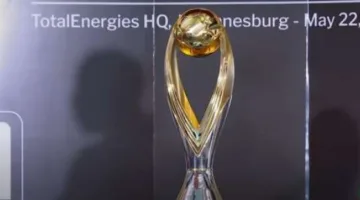 نجوم بيراميدز وصن داونز يتصورون مع الكأس الجديدة لأبطال إفريقيا