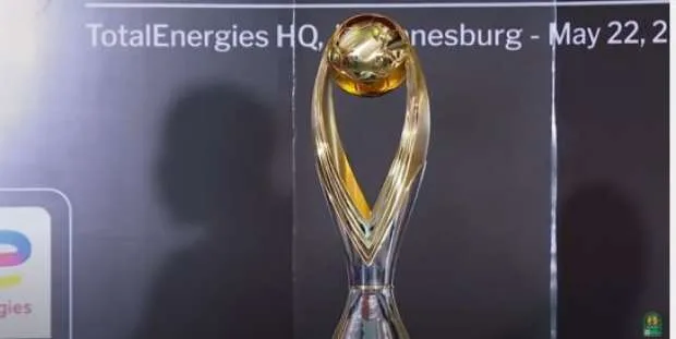 نجوم بيراميدز وصن داونز يتصورون مع الكأس الجديدة لأبطال إفريقيا