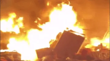نداء في خضم المعركة: أب فلسطيني ينقذ طفله المتفحم من دمار مجزرة جديدة في خان يونس