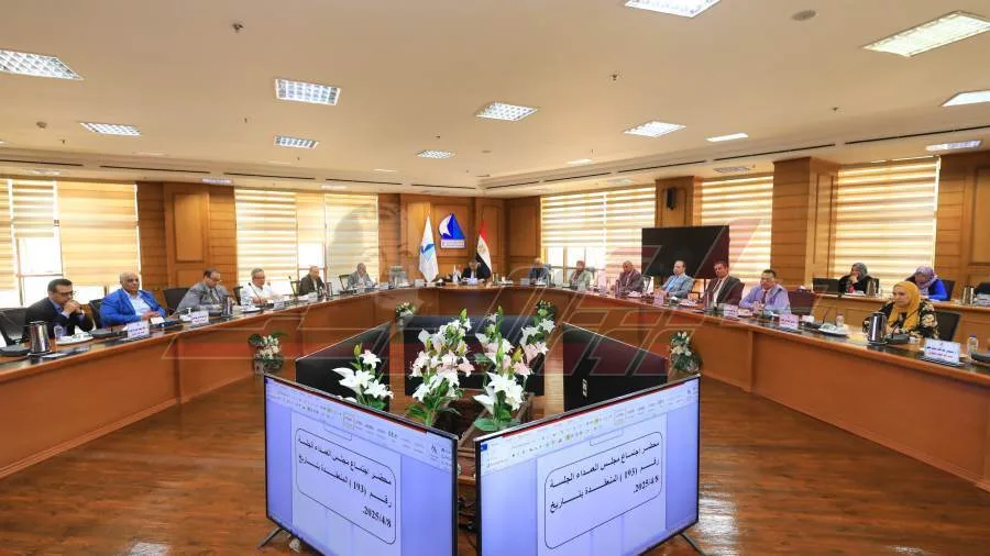 نقدم أهم مناقشات مجلس عمداء جامعة كفر الشيخ في شهر مايو 2025.