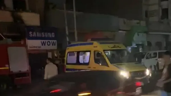 نقل جثمان عامل سيتي كريب ضحية حريق ميدان سفير بمصر الجديدة إلى المشرحة | فيديو