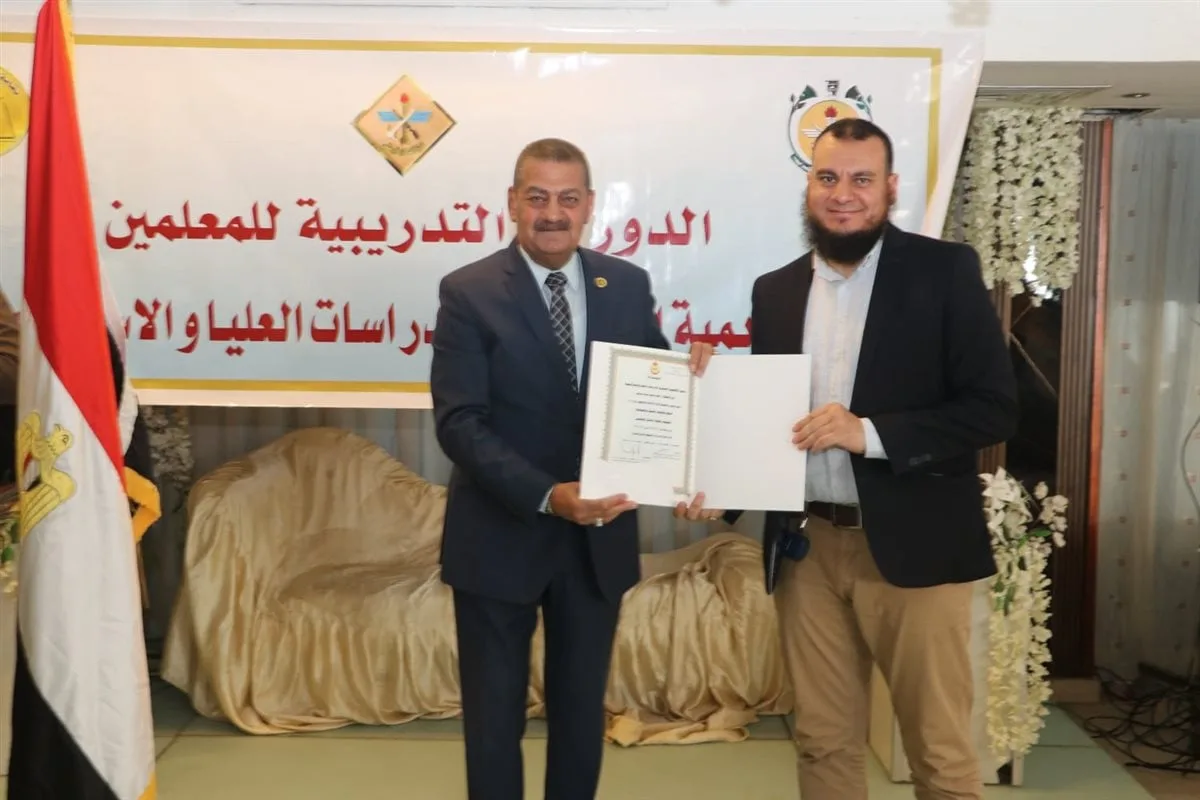 نقيب المعلمين يكرم 5 معلمات.. ويعلن تكريم شهري للمتميزين