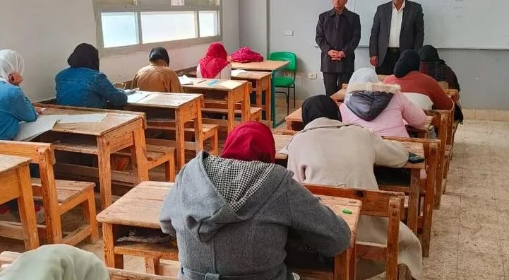 طلاب الشهادة الإعدادية في الأقصر يتحدثون عن امتحان اللغة العربية: انطلاقة جيدة ومناسب لمستوى الطالب المتوسط. طلاب الشهادة الإعدادية في الأقصر يتحدثون عن امتحان اللغة العربية: انطلاقة جيدة ومناسب لمستوى الطالب المتوسط.