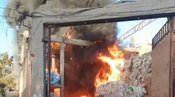 نيابة الخانكة تتفقد موقع حريق مخزن البلاستيك في قرية كفر حمزة