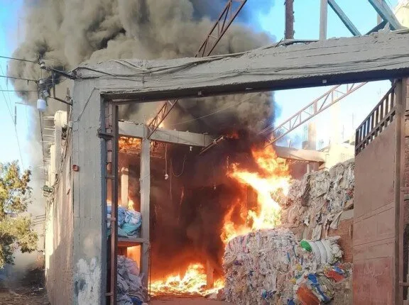 نيابة الخانكة تتفقد موقع حريق مخزن البلاستيك في قرية كفر حمزة نيابة الخانكة تتفقد موقع حريق مخزن البلاستيك في قرية كفر حمزة