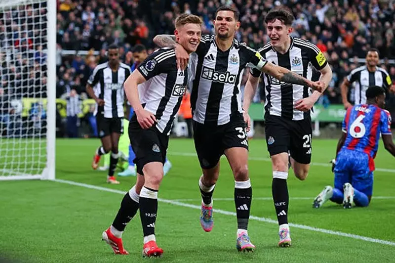 نيوكاسل يعتزم التعاقد مع جويهي ومبيومو كأولى صفقات الصيف. نيوكاسل يعتزم التعاقد مع جويهي ومبيومو كأولى صفقات الصيف.