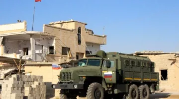 هجوم سريع من جماعة مسلحة على قاعدة روسية في غرب سوريا “مرتبط بالحكومة الجديدة” وعناصرها تكافح للوصول إلى المدرج داخل محيط القاعدة.