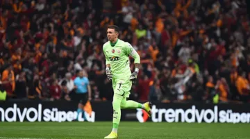 هدف تاريخي… الحارس موسليرا يساهم بتسجيل هدف في فوز جالاتا سراي بلقب الدوري التركي (فيديو)