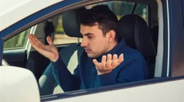 هل تسمع صوت طقطقة في المحرك عند الضغط على دواسة الوقود؟ إليك الأسباب وراء ذلك.