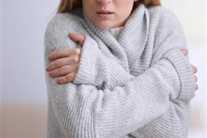 هل تشعر بقشعريرة مفاجئة في جسمك؟.. اعرف الأسباب