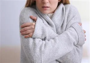 هل تشعر بقشعريرة مفاجئة في جسمك؟.. اعرف الأسباب