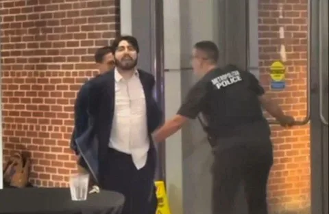 هل تصل رسائل “رودريجيز” إلى العالم وأفكاره؟ من سيقف للدفاع عنه وإعطائه حقه؟ وأين ستأتي الضربة التالية للإسرائيليين؟ “معاداة السامية” تهمة يجب التراجع عنها والخجل منها الآن. هل تصل رسائل “رودريجيز” إلى العالم وأفكاره؟ من سيقف للدفاع عنه وإعطائه حقه؟ وأين ستأتي الضربة التالية للإسرائيليين؟ “معاداة السامية” تهمة يجب التراجع عنها والخجل منها الآن.