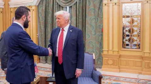 هل تعكس هذه النتائج زيارة ترامب للخليج؟ هل بدأت مسيرة التطبيع مع الاحتلال؟ معلومات عن مفاوضات أمنية رفيعة بين إسرائيل وسوريا بوساطة أذربيجان في باكو، وتطورات جديدة في “مكافحة الإرهاب” برعاية إماراتية. هل تعكس هذه النتائج زيارة ترامب للخليج؟ هل بدأت مسيرة التطبيع مع الاحتلال؟ معلومات عن مفاوضات أمنية رفيعة بين إسرائيل وسوريا بوساطة أذربيجان في باكو، وتطورات جديدة في “مكافحة الإرهاب” برعاية إماراتية.