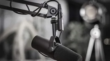 هل تم إصابة الرئيس بشكل متعمد بالميكروفون؟ (فيديو)