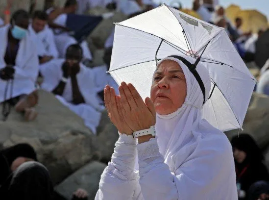 هل تُستثنى المرأة الحائض من أداء الحج؟ «فيديو»