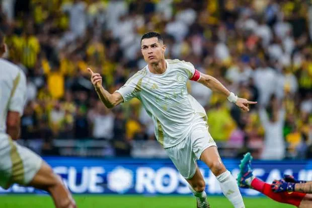 كلاكيت مجددًا.. رونالدو يتوج بجائزة الحذاء الذهبي في الدوري السعودي كلاكيت مجددًا.. رونالدو يتوج بجائزة الحذاء الذهبي في الدوري السعودي