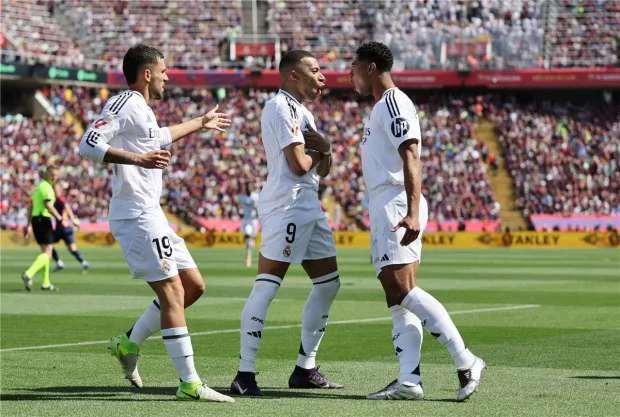 هل سيفوز برشلونة باللقب اليوم؟ توقيت مباراة ريال مدريد ومايوركا وقنوات العرض.