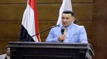 هل سيواصل الانخفاض في الفترة القادمة؟… خبير اقتصادي يوضح أسباب تراجع قيمة الدولار.