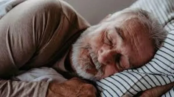 هل يتأثر نمط نومك مع تقدمك في السن؟ خبراء يشرحون العوامل وراء ذلك. هل يتأثر نمط نومك مع تقدمك في السن؟ خبراء يشرحون العوامل وراء ذلك.