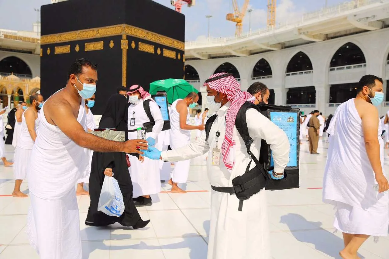 هل يجوز التحدث مع الغير أثناء الطواف؟.. الأزهر للفتوى يجيب