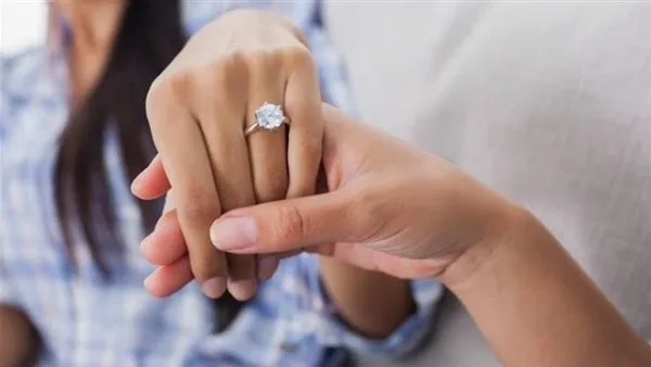هل يجوز للشاب تقبيل خطيبته أو لمسها؟.. الإفتاء توضح
